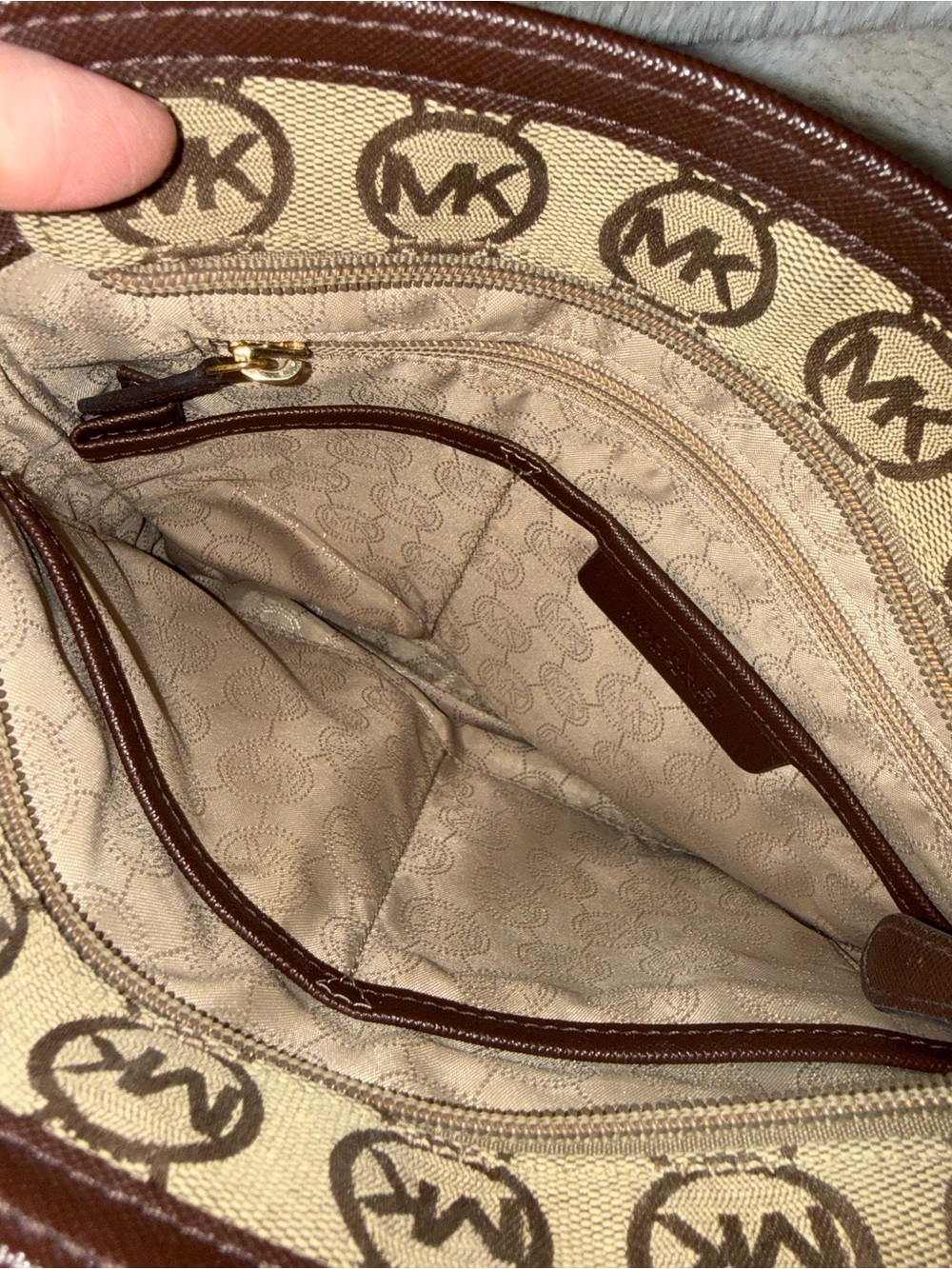 💥MOVING SALE💥Michael Kors Kempton Signature Large Pocket Crossbody. NWOT - Picture 6 of 13